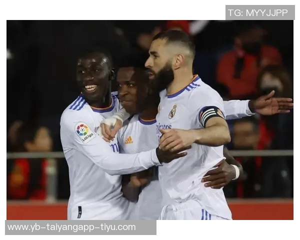 维尼修斯与阿隆索亲密互动缓解皇马更衣室紧张气氛